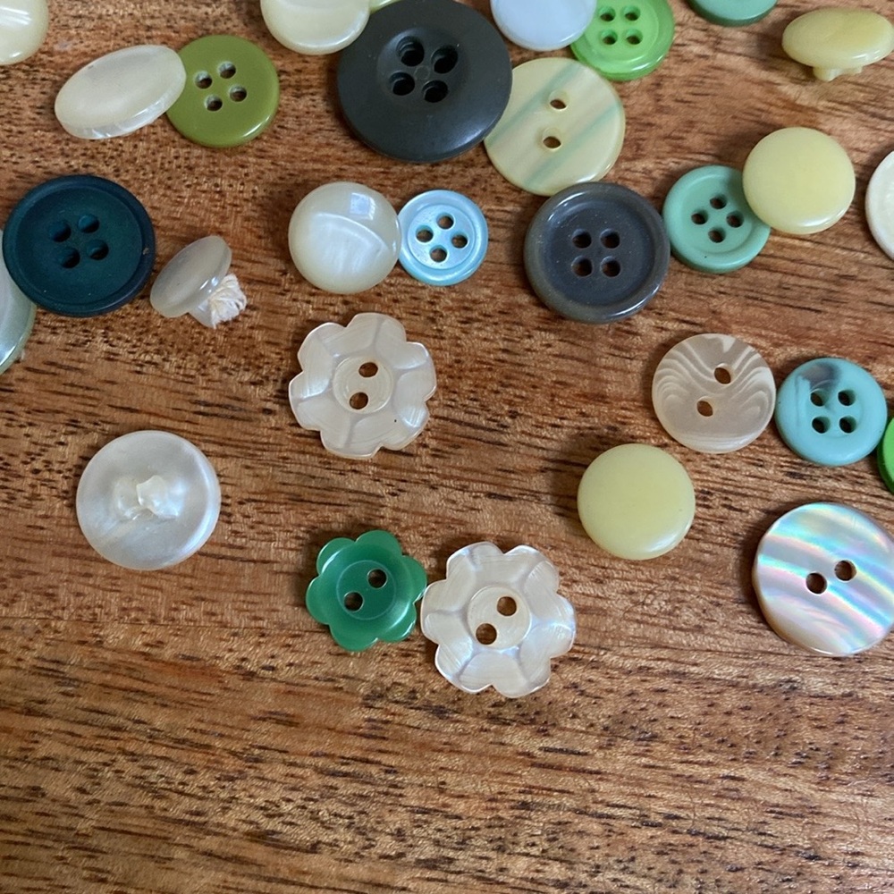 FINAL PRICE $10 Vintage Yellow Green Assorted Loose Buttons Sewing Clothing - Picture 2 of 7